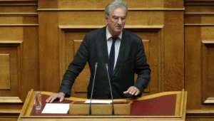 Ο Σπύρος Λυκούδης αγορεύει από το βήμα της Βουλής